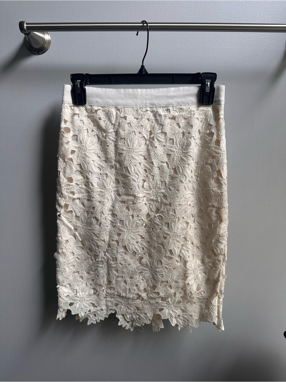 LOFT Cream Floral Lace Pencil Skirt